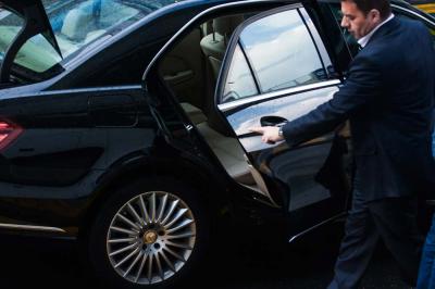 5 Essential Tips When Hiring an Airport Limo for business travel.
